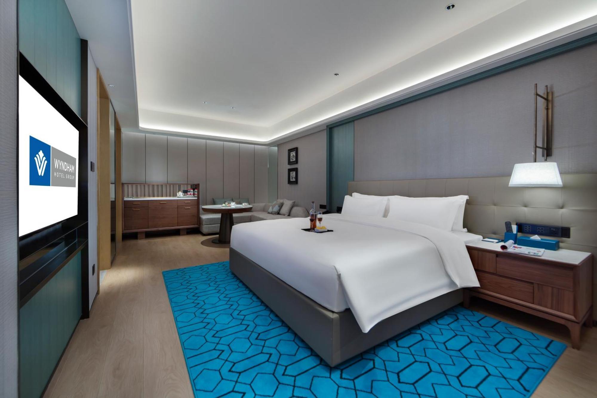 Wyndham Grand Plaza Royale Hot Springs Fenghuang Hotel Exterior photo