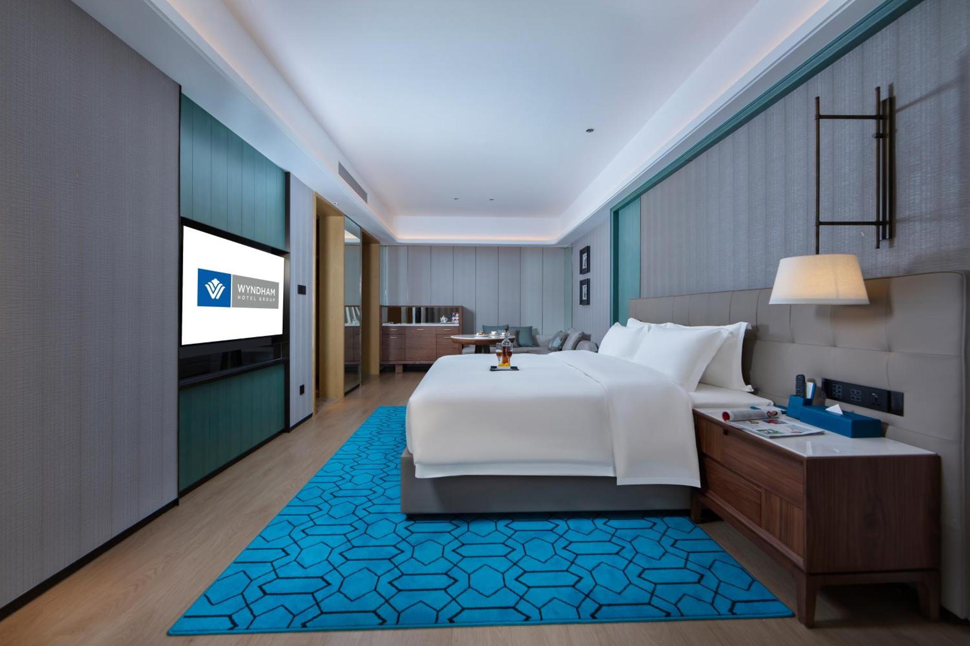Wyndham Grand Plaza Royale Hot Springs Fenghuang Hotel Exterior photo
