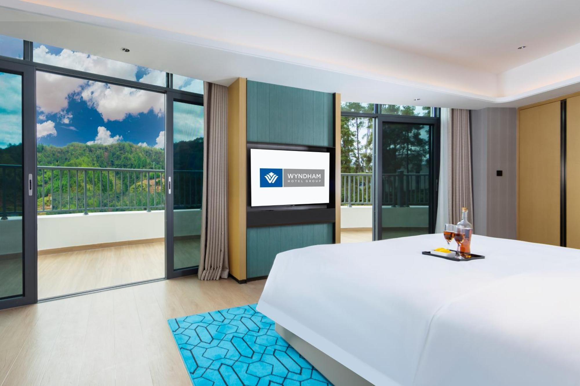 Wyndham Grand Plaza Royale Hot Springs Fenghuang Hotel Exterior photo