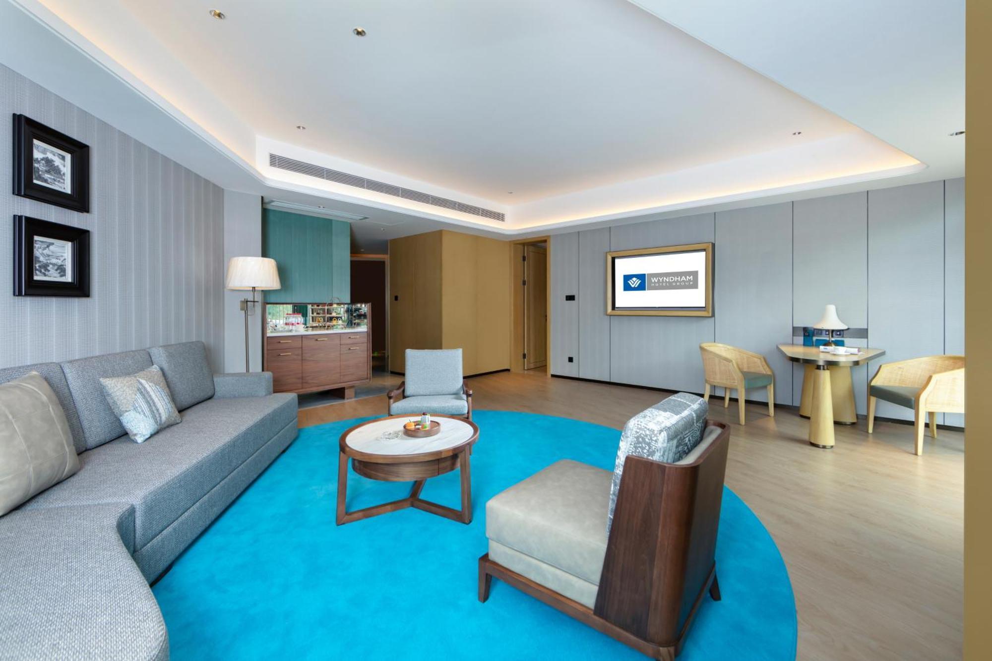 Wyndham Grand Plaza Royale Hot Springs Fenghuang Hotel Exterior photo