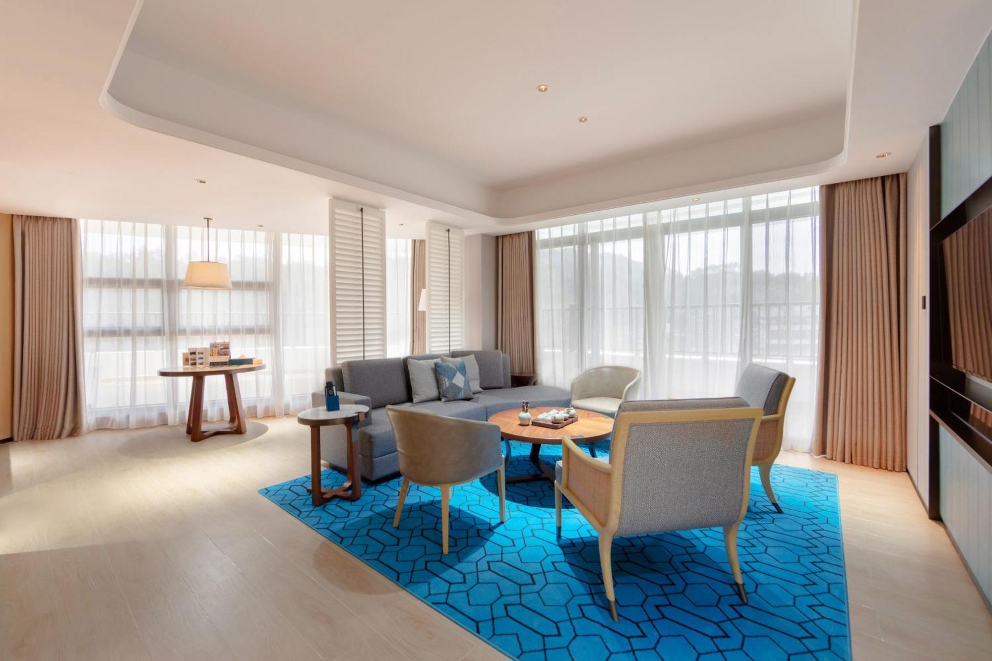 Wyndham Grand Plaza Royale Hot Springs Fenghuang Hotel Exterior photo